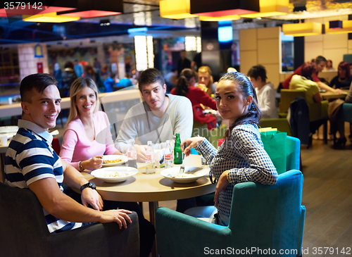 Image of friends have lanch break in shopping mall