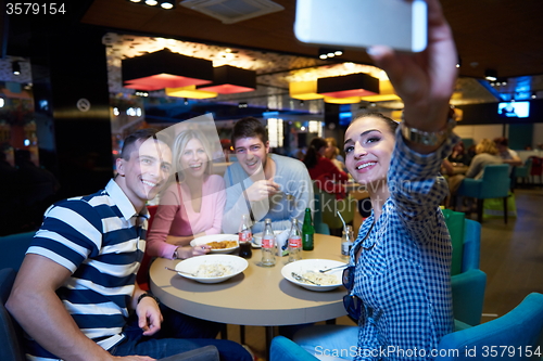 Image of friends have lanch break in shopping mall