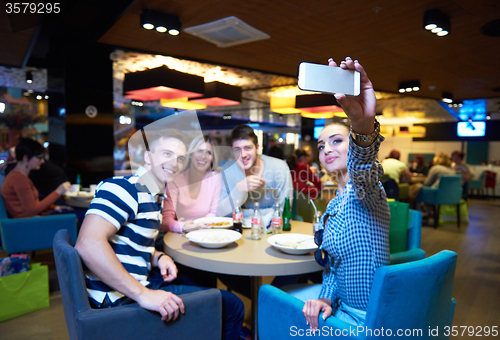Image of friends have lanch break in shopping mall