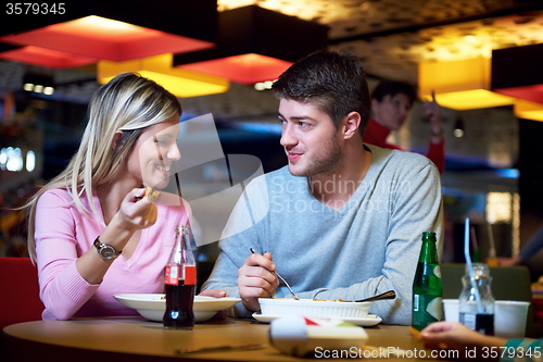 Image of couple having lunch break in shopping mall