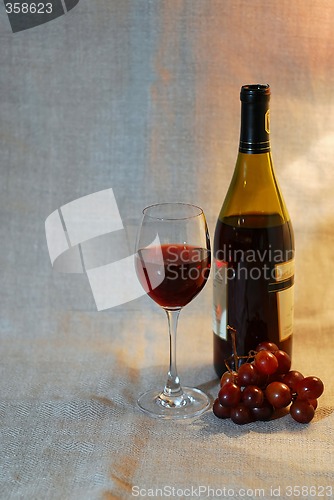 Image of Red wine and grapes