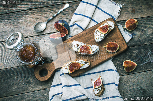 Image of cut figs and Bruschetta snakcs with jam and on napkin
