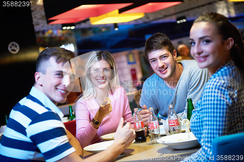 Image of friends have lanch break in shopping mall