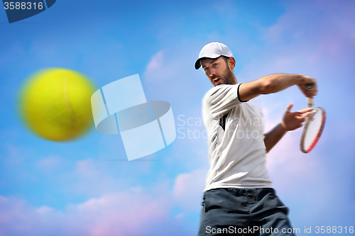 Image of male tennis player in action 