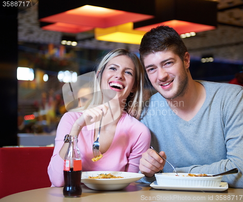 Image of couple having lunch break in shopping mall