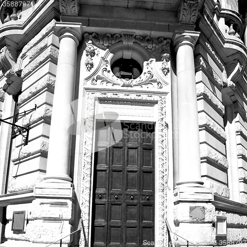 Image of   parliament in london old   and   wall