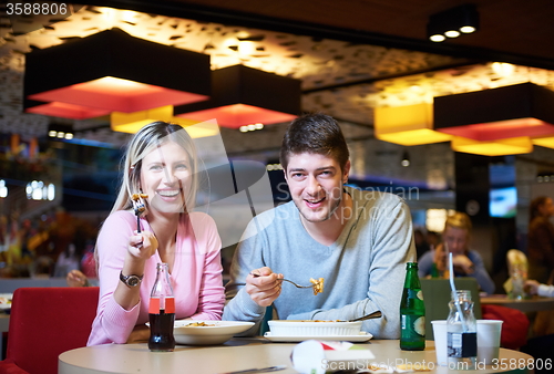 Image of couple having lunch break in shopping mall