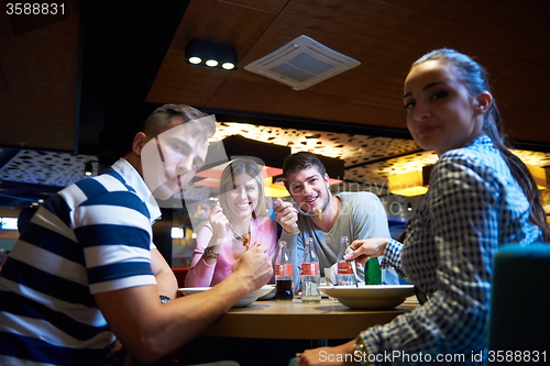 Image of friends have lanch break in shopping mall