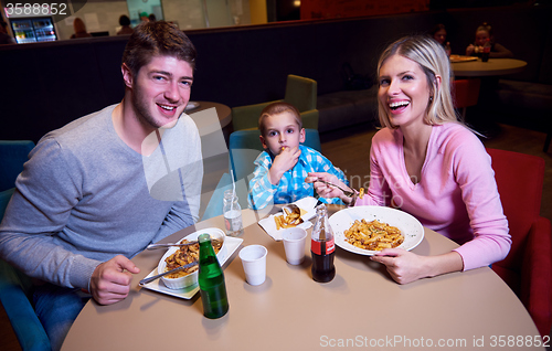 Image of family having lunch in shopping mall