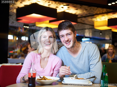 Image of couple having lunch break in shopping mall