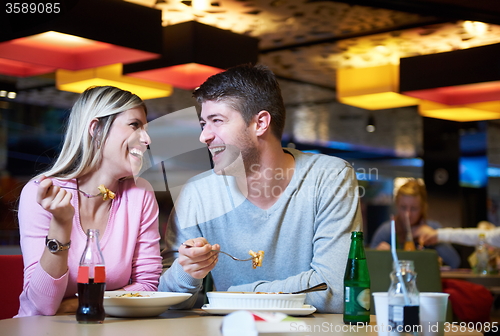 Image of couple having lunch break in shopping mall