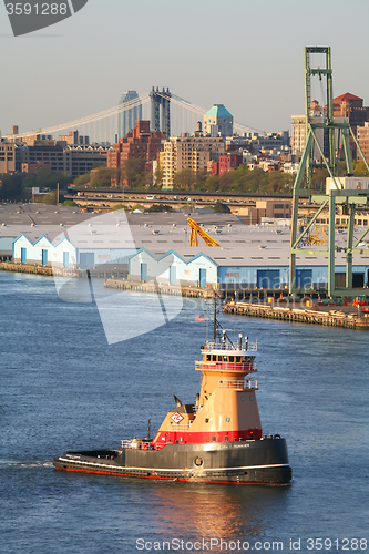 Image of Reinauer tugboat in New york City