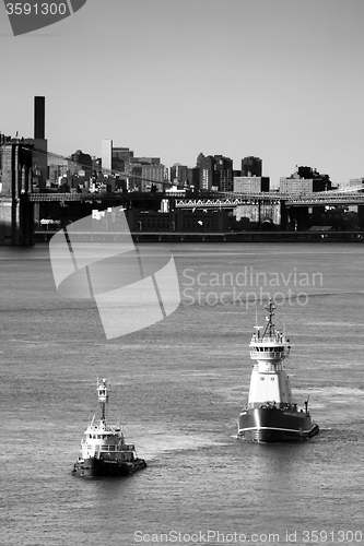 Image of Reinauer tugboats in East River bw