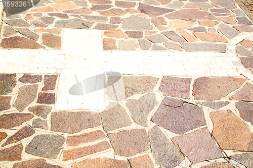 Image of  cracked   brick in wall and the background