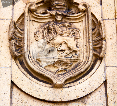 Image of marble and statue in old city of london england