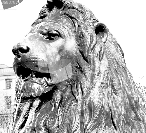 Image of marble and statue in old city of london england