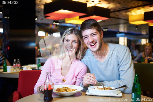 Image of couple having lunch break in shopping mall