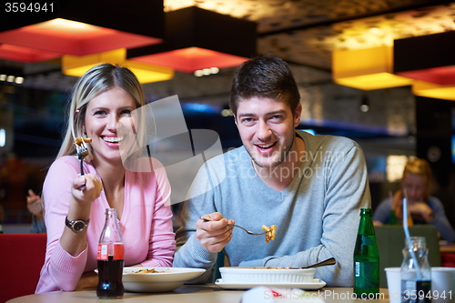 Image of couple having lunch break in shopping mall