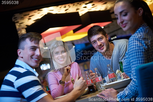 Image of friends have lanch break in shopping mall