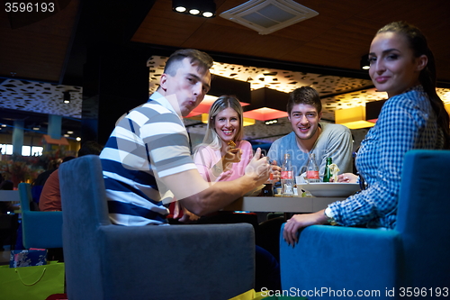 Image of friends have lanch break in shopping mall