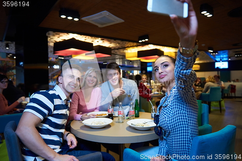 Image of friends have lanch break in shopping mall