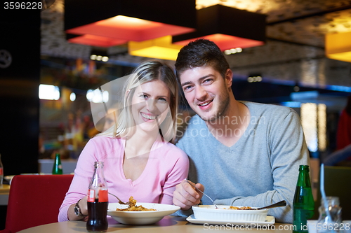 Image of couple having lunch break in shopping mall