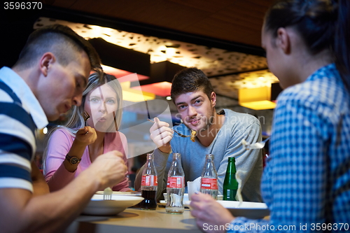 Image of friends have lanch break in shopping mall