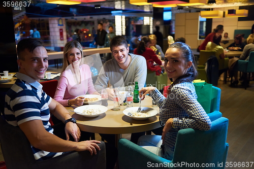 Image of friends have lanch break in shopping mall