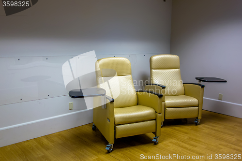 Image of empty psych room with chairs 