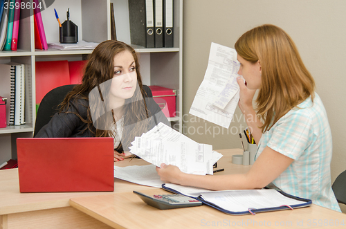 Image of Unhappy with the customer shows an office specialist incorrectly assessed amount in the accounts