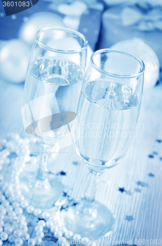 Image of champagne flutes