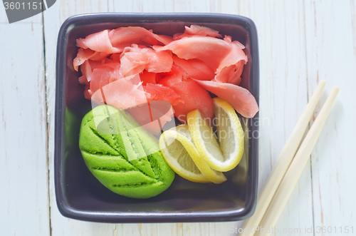 Image of wasabi and ginger in bowl