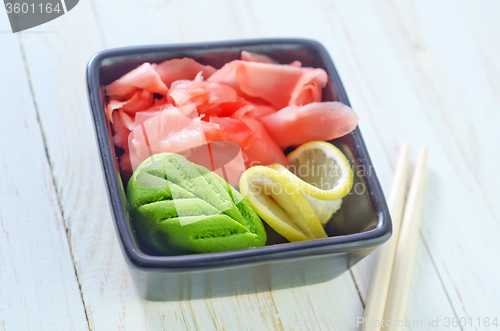 Image of wasabi and ginger in bowl