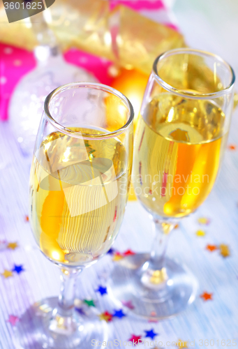 Image of champagne flutes