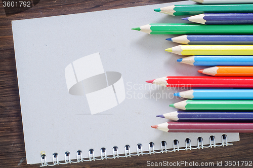 Image of color pencils and note