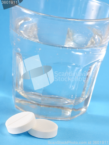Image of white pills and water