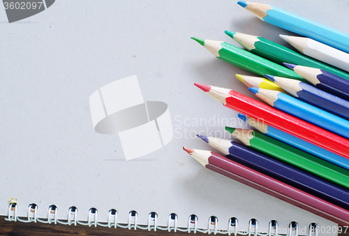 Image of color pencils and note