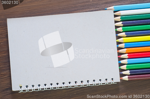 Image of color pencils and note