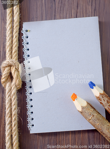 Image of note and pencils