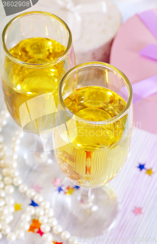 Image of champagne flutes