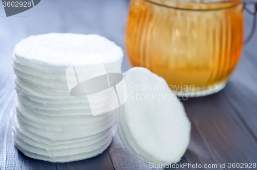 Image of cotton stick and cotton disk