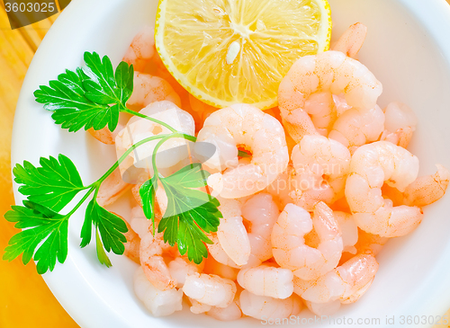 Image of boiled shrimps in the white bowl on the table