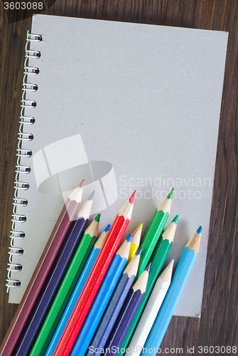 Image of color pencils and note