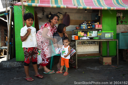 Image of Indonesian family in Manado shantytown