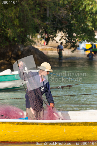 Image of hindu fisherman men preparing net for fishing