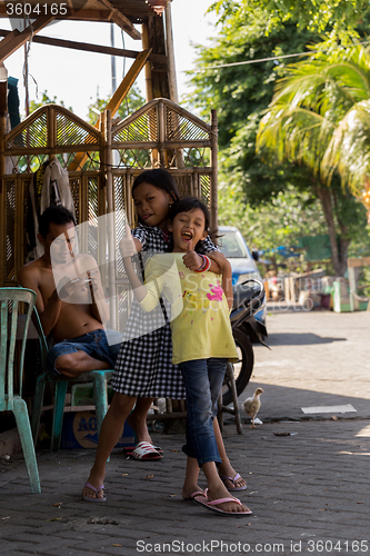 Image of Indonesian girls with family in Manado shantytown