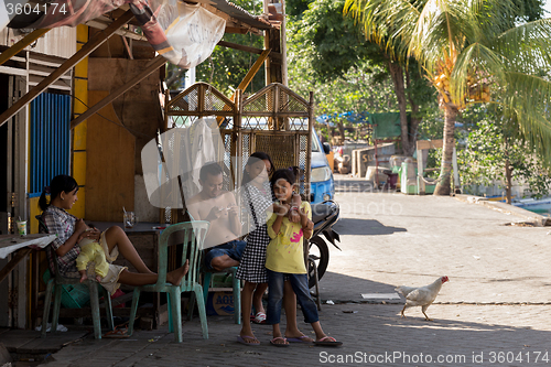 Image of Indonesian girls with family in Manado shantytown