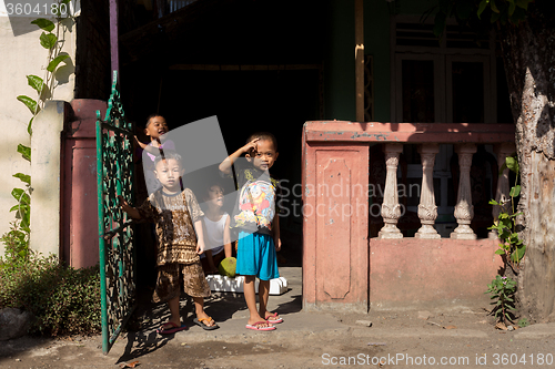 Image of Indonesian children in Manado shantytown