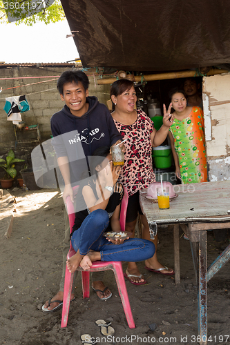 Image of Indonesian family in Manado shantytown