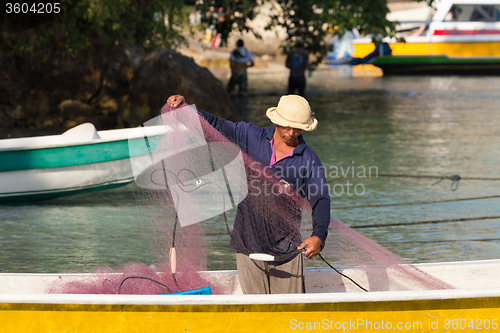 Image of hindu fisherman men preparing net for fishing